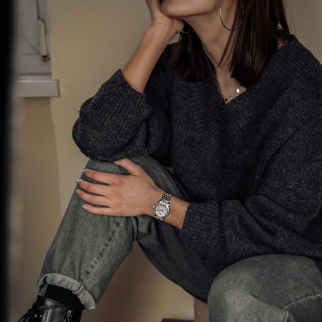 Kennt ihr schon unsere Rondo Petit Stone? Dieses hübsche Modell gibt es in gold ,silber und gold-silber zu erwerben. Alle Varianten haben dabei ein perlmutt-schimmerndes Ziffernblatt.
#dugenawatches #dugena #dugenauhren #uhren #watch #wotd #ootd #styleinspo #lookoftheday #look #outfitkombination #jeans #cardigan #metime #coronatime #shopping #rondopetit