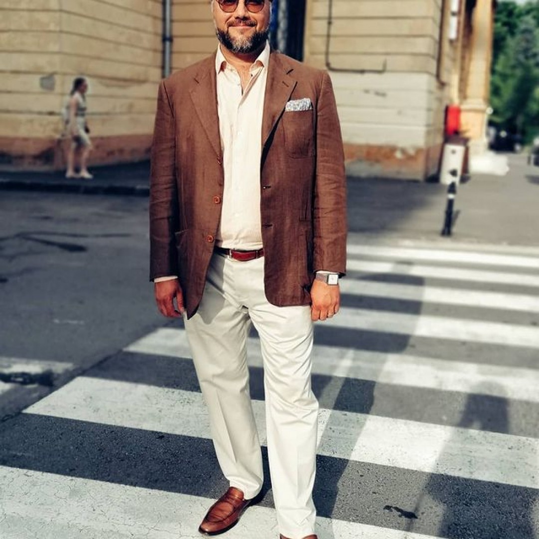 Brown in town.
#mensstyle #classicstyle #menswear #mensfashion #style #sartorial #gentleman #dapperman #ootd #lifestyle #linenblazer #italianstyle #brownshoes #brown #brownintown #loafers #summer #summeroutfit #smartcasual #pocketsquares