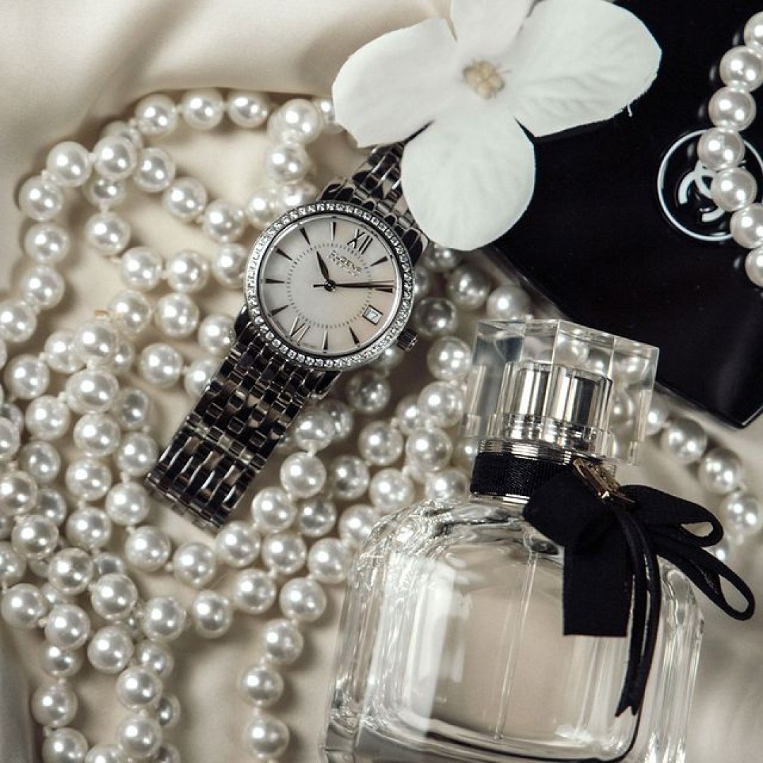 Jewelry is a girls best friend! Eine Uhr, wie diese, braucht jeder in seinem Schmuckkästchen, denn sie ist unglaublich universell einsetzbar. Probiert es selbst aus!
#dugenawatches #dugena #dugenauhren #uhren #watch #wotd #ootd #styleinspo #lookoftheday #look #outfitkombination #makeup #parfum #jewelry #shopping #rondopetitstone #pearls #silver #diamond