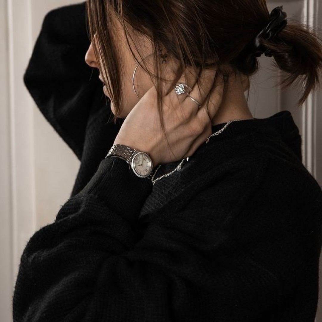Unsere Rondo Petit Stone ist neben ihrem Edelstandband auch mit 54 Zirkonia-Steinchen versehen. Ein echter Hingucker!
#dugenawatches #dugena #dugenauhren #uhren #watch #wotd #ootd #styleinspo #lookoftheday #look #outfitkombination #jewelry #silverwatch #silberuhr #silberschmuck #dutt #creolen #zirkonia #shopping #rondopetitstone