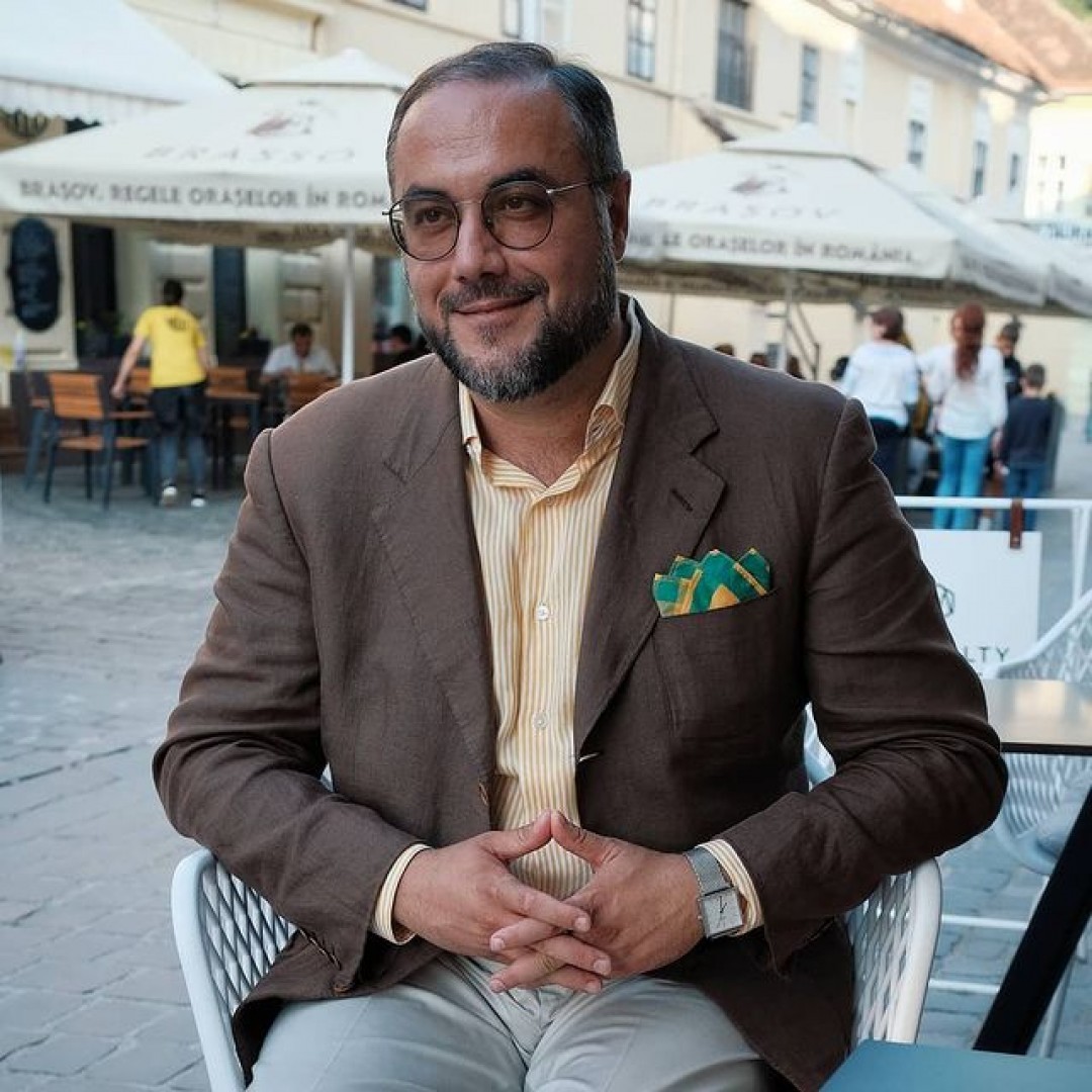 If you ask me, the pocket square is perhaps the single most indispensable accessories for defining a man of style and I dare to say, even if it happens to anyone from time to time, that you should never wear a blazer without having a pocket square in the chest pocket.
#mensstyle #classicstyle #menswear #mensfashion #style #sartorial #gentleman #classy #dapperman #lifestyle #ootd #men #fashionblogger #instafashion #fashionphotography #pocketsquare #accesories #menaccessories