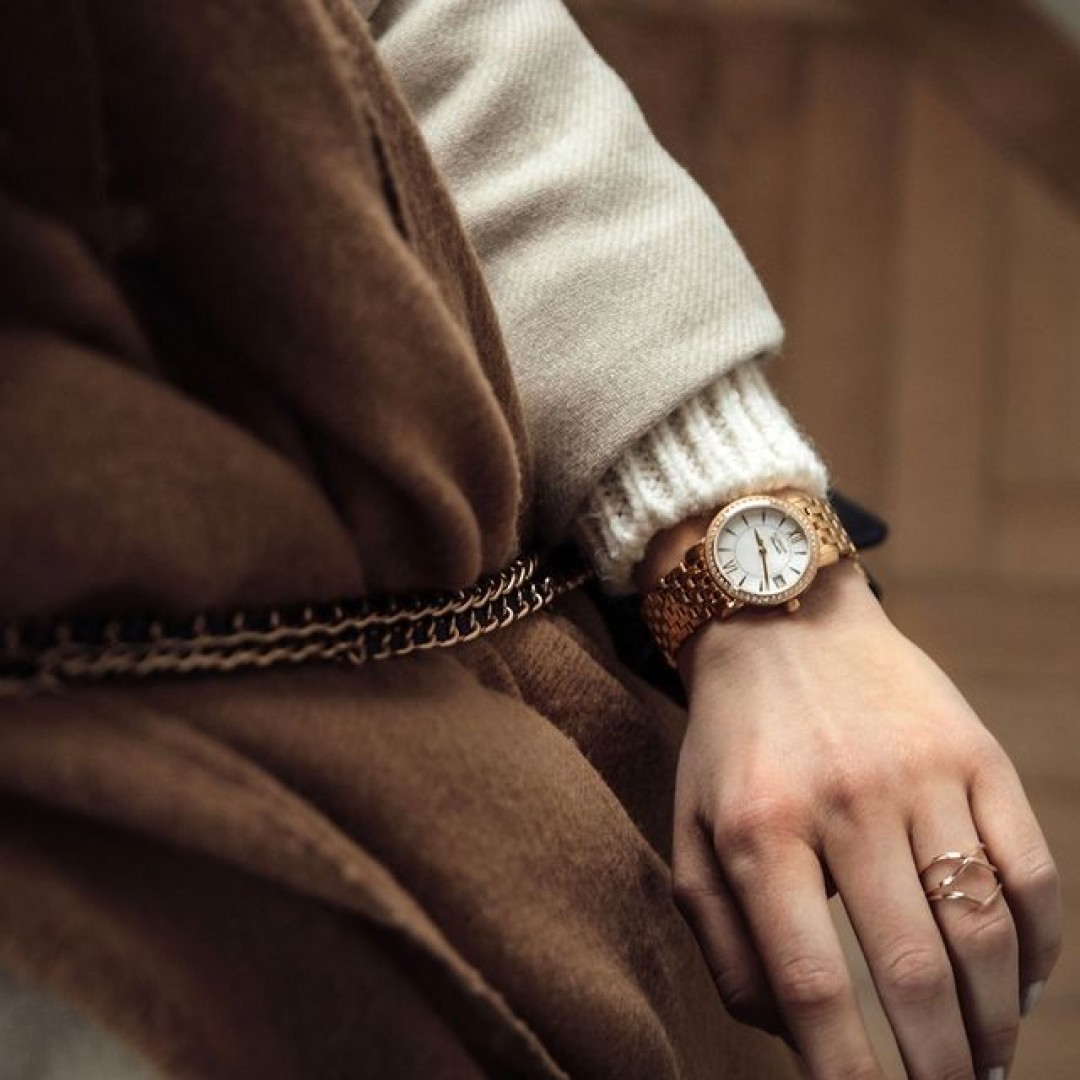 Auch gemütliche Styles machen mit unserer Rondo Petit Stone einen souveränen Auftritt. Was gefällt euch an diesem Model am besten? Schreibt es uns in die Kommentare.
#dugenawatches #dugena #dugenauhren #uhren #watch #wotd #ootd #styleinspo #lookoftheday #look #outfitkombination #scraf #cozy #coat #goldwatch #golduhr #coronatime #shopping #rondopetit