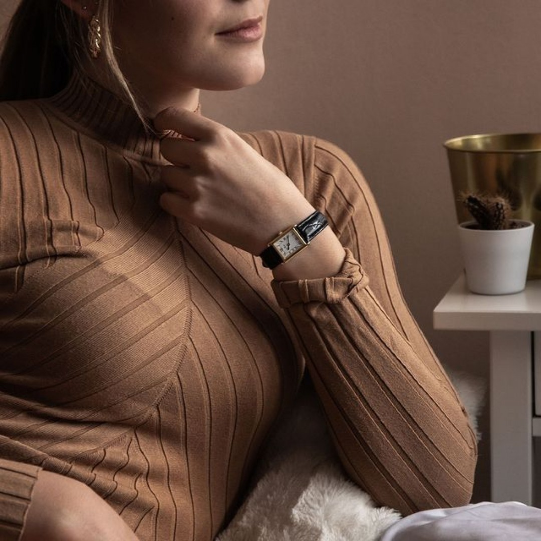 Eine rechteckige Uhr ist nicht nur modern, sondern überzeugt auch durch Eleganz! Dafür eignet sich beispielsweise unsere Quadra Classica. Wir freuen uns auf eure Looks!
#dugena #dugenawatches #onlineshopping #dugenashop #uhren #watchlover #wotd #classy #watch #clock #watches #quadraclassica #elegance #uhrenklassiker